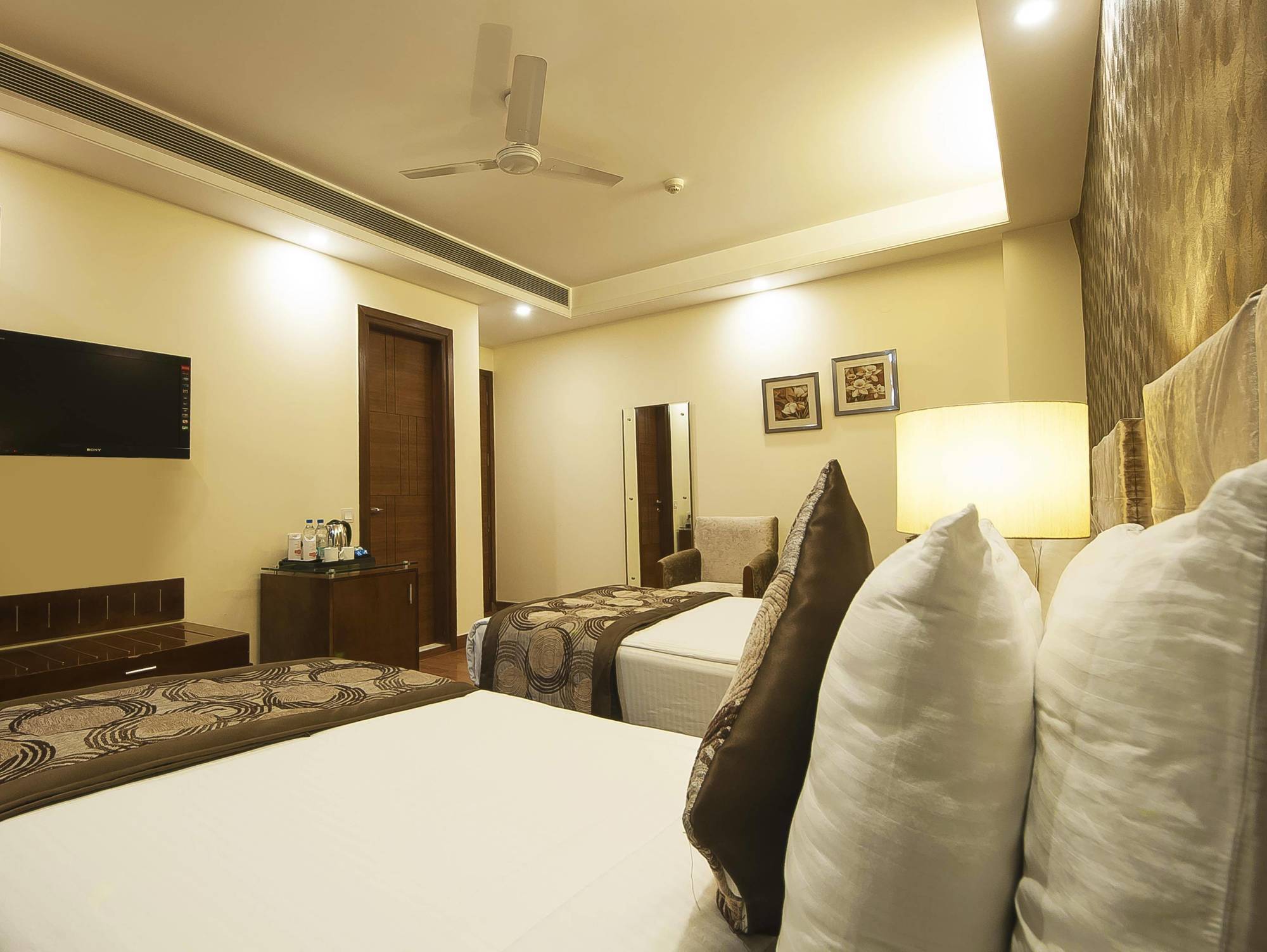 Alpina Hotels & Suites Νέο Δελχί Εξωτερικό φωτογραφία