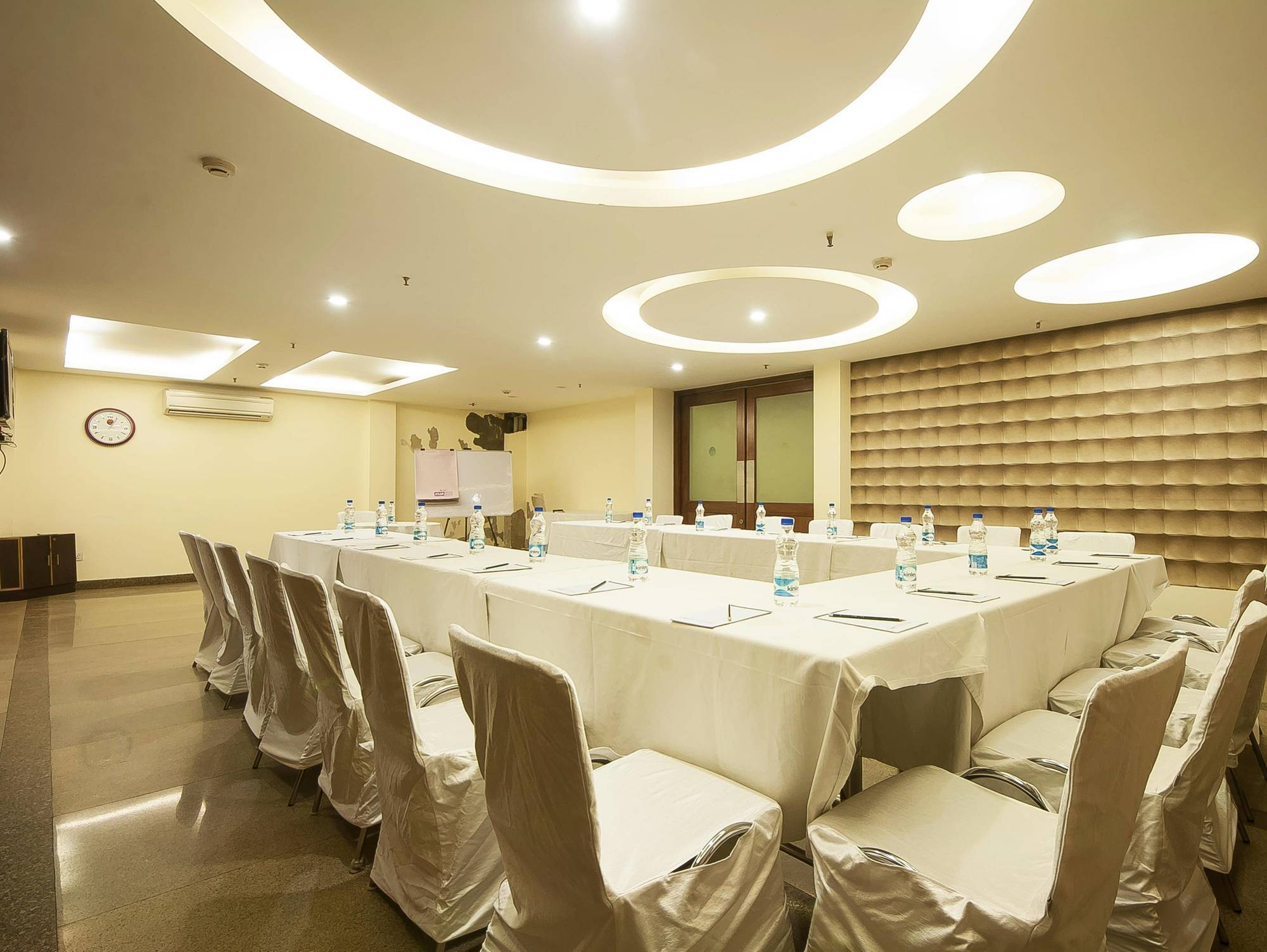 Alpina Hotels & Suites Νέο Δελχί Εξωτερικό φωτογραφία